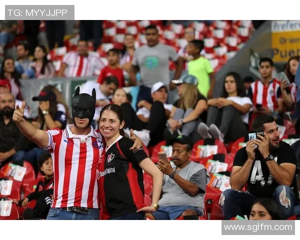 著名足球明星震撼转会引发全球球迷热议与媒体关注